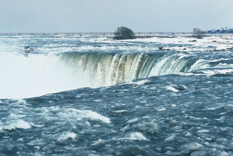 Horseshoe Falls with Spring Ice